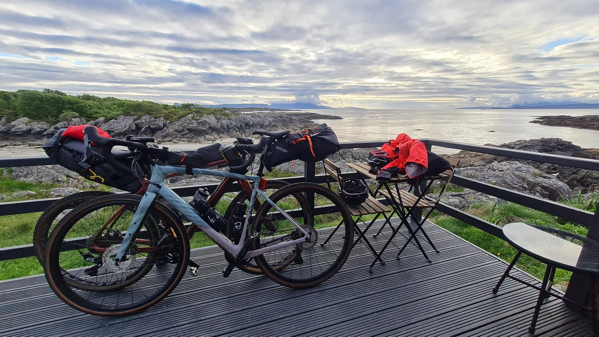 Gravelbikes auf der Terrasse des Pods mit Blick aufs Meer