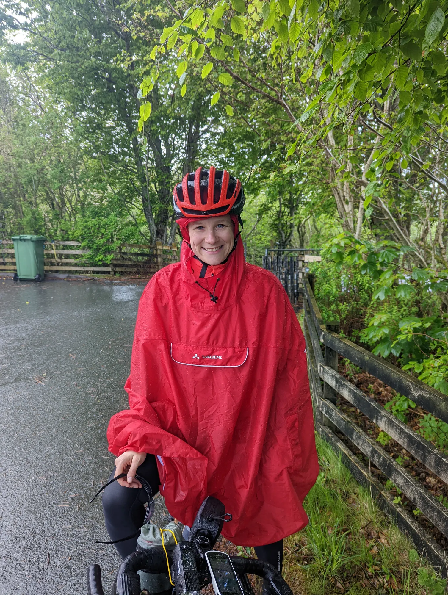 Carla im roten Regencape mit nassem Helm
