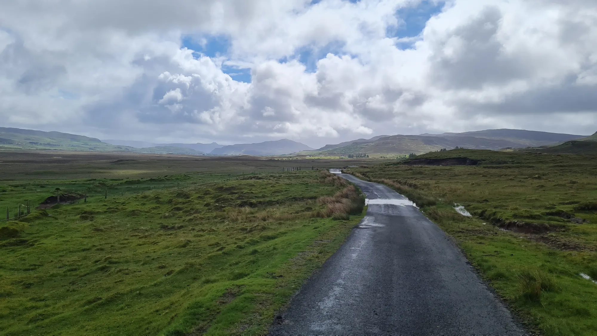 Nasse, einspurige Straße durchs Moor auf Skye