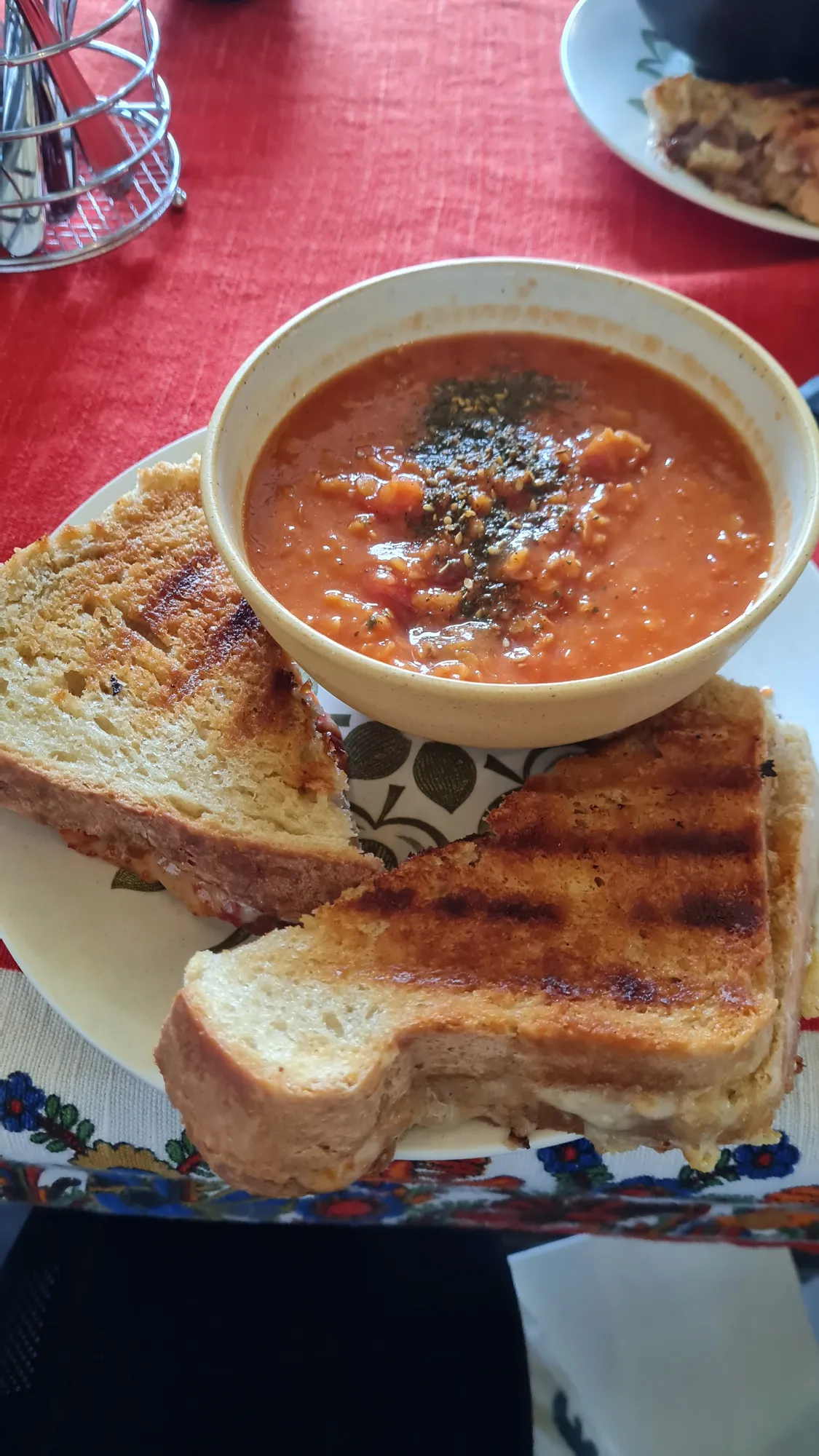 Tomatensuppe und Toastie zum Mittagessen