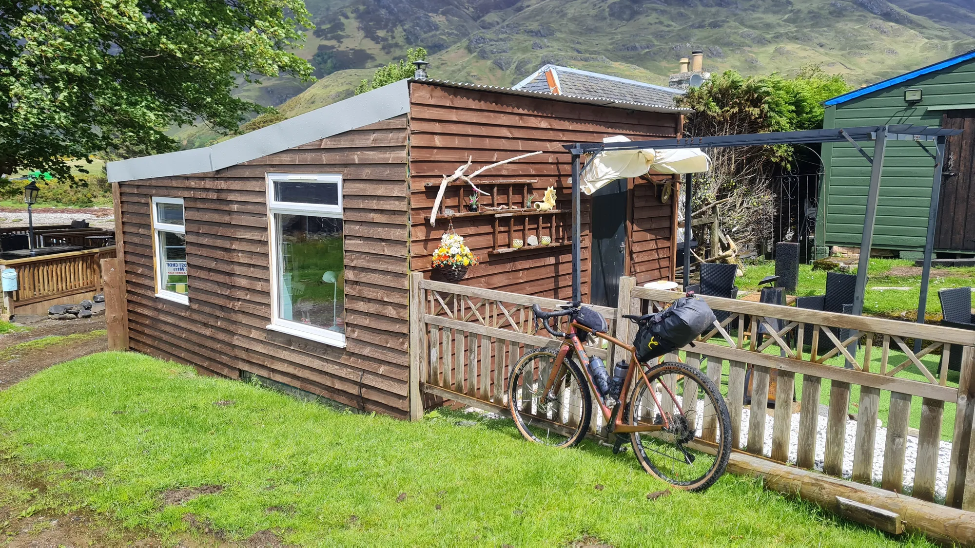 Gravelbike am Zaun der kleinen Holzhütte in Arnisdale