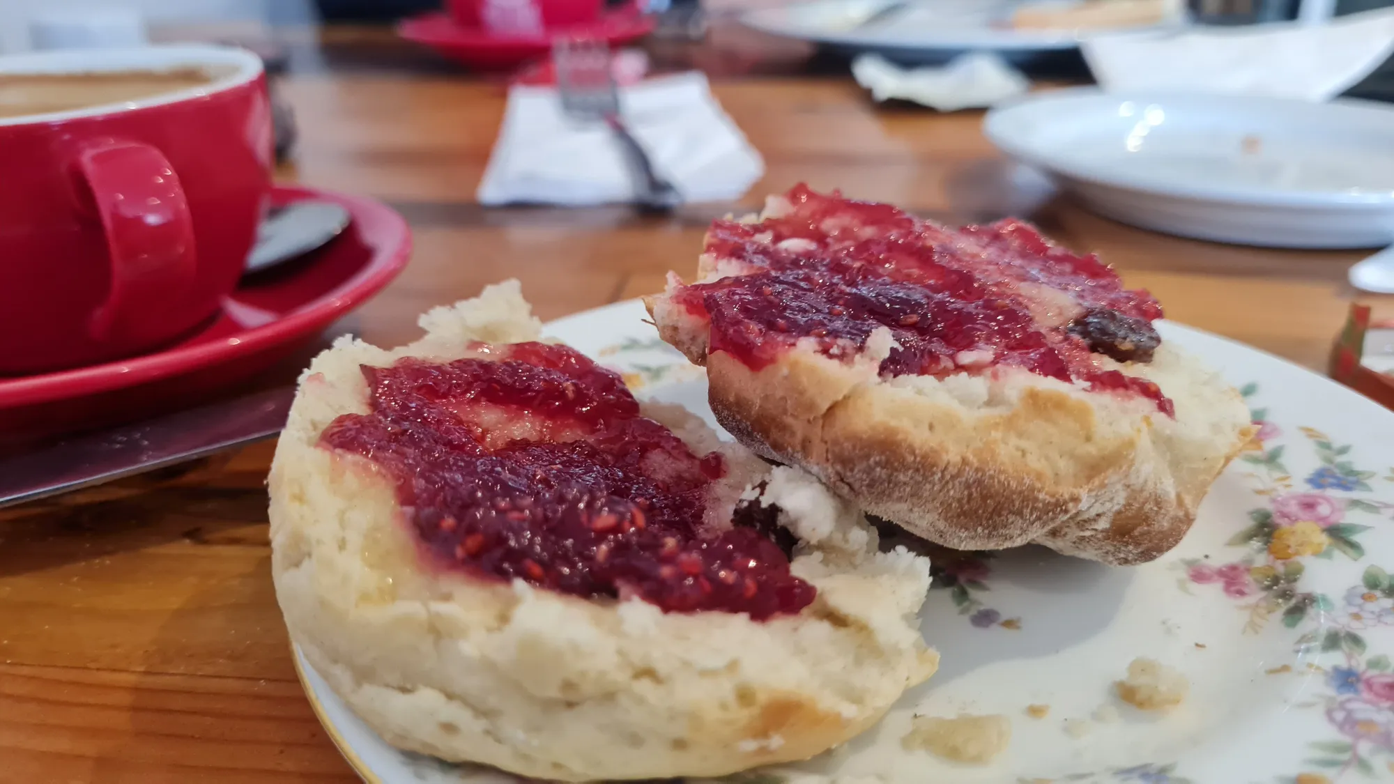 Scones mit Marmelade und Kaffee zum Frühstück