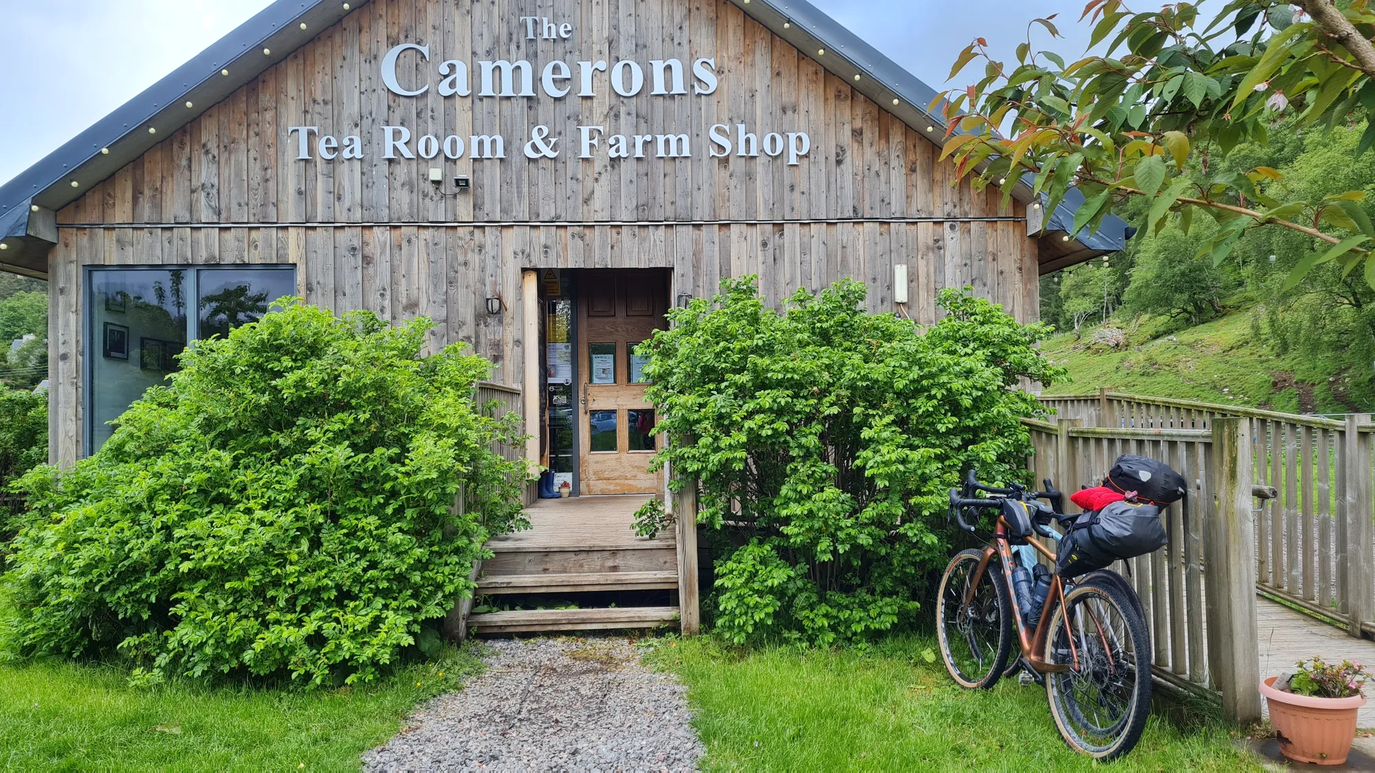 Gravelbike vor dem Camerons Tea Room & Farm Shop