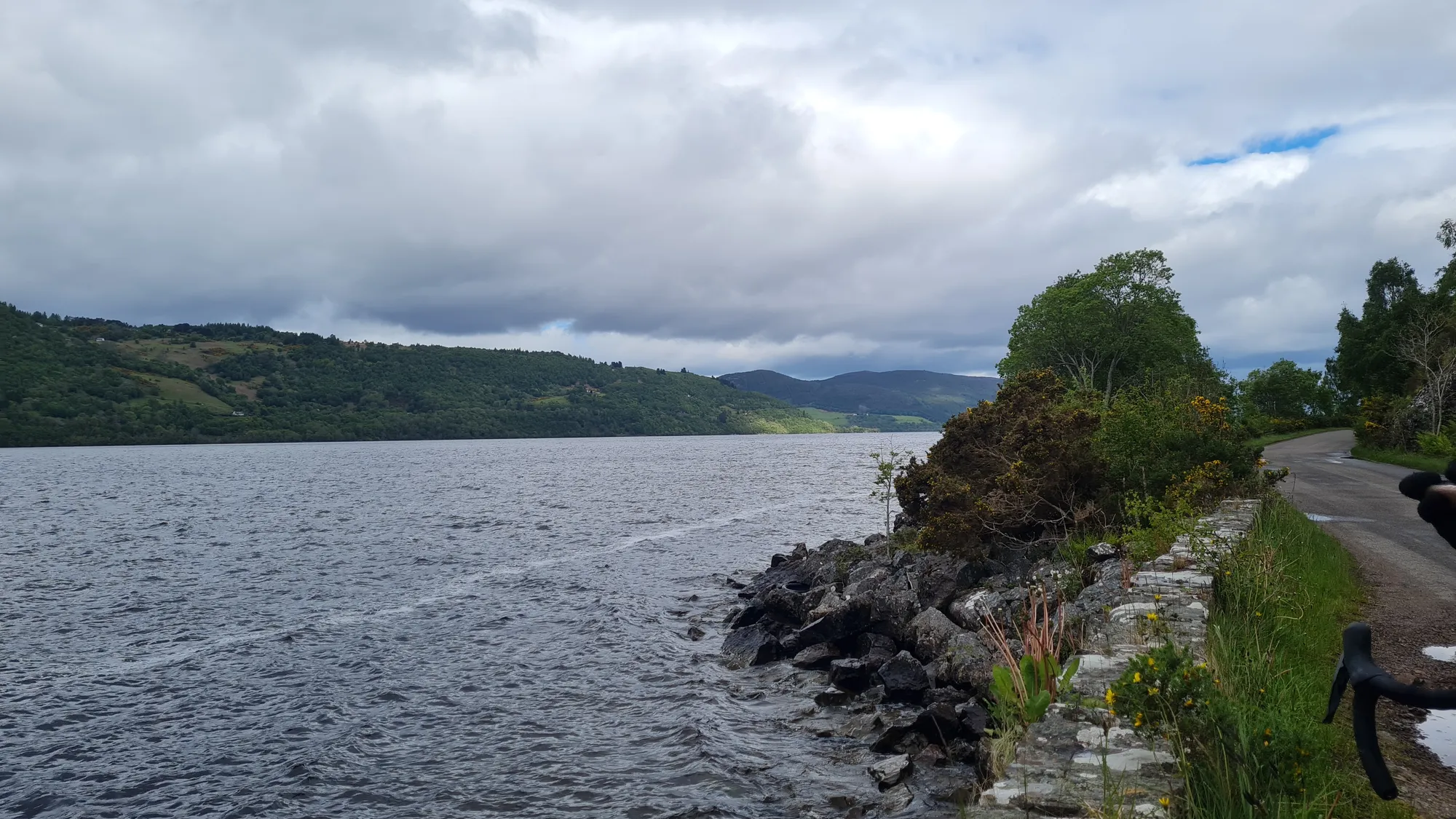 Blick auf Loch Ness von der Uferstraße