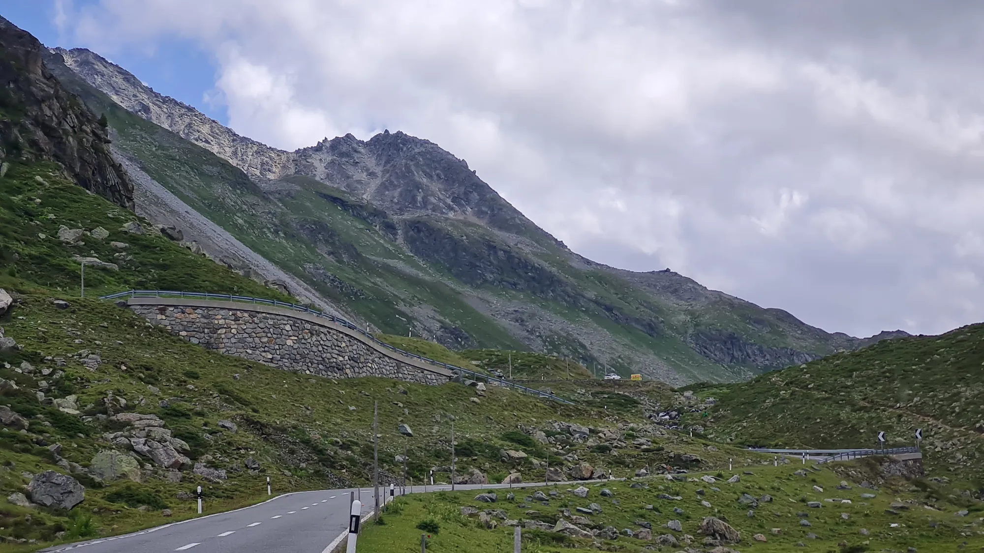Kahle Felshänge auf den letzten Kilometern zum Flüelapass