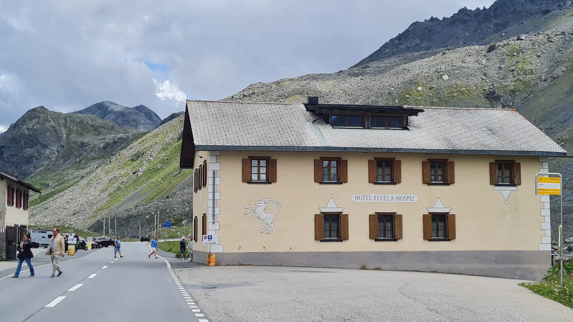 Das Flüela Hospiz direkt an der Passstraße