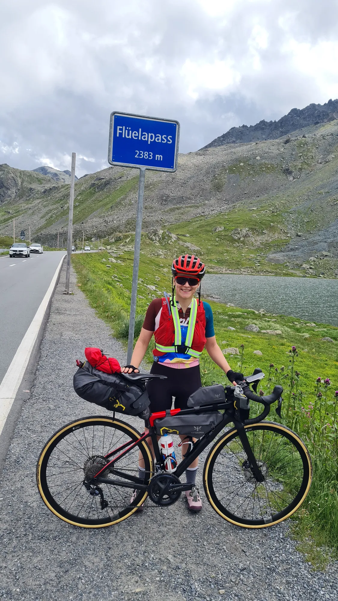Mit dem Rad am Schild Flüelapass, 2383 m