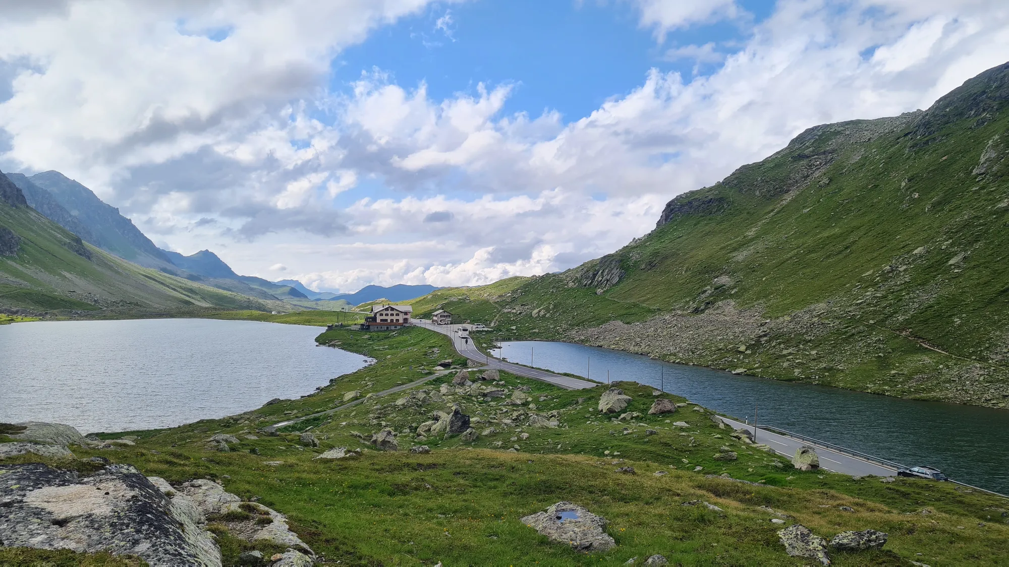 Zwei Bergseen auf der Passhöhe des Flüela
