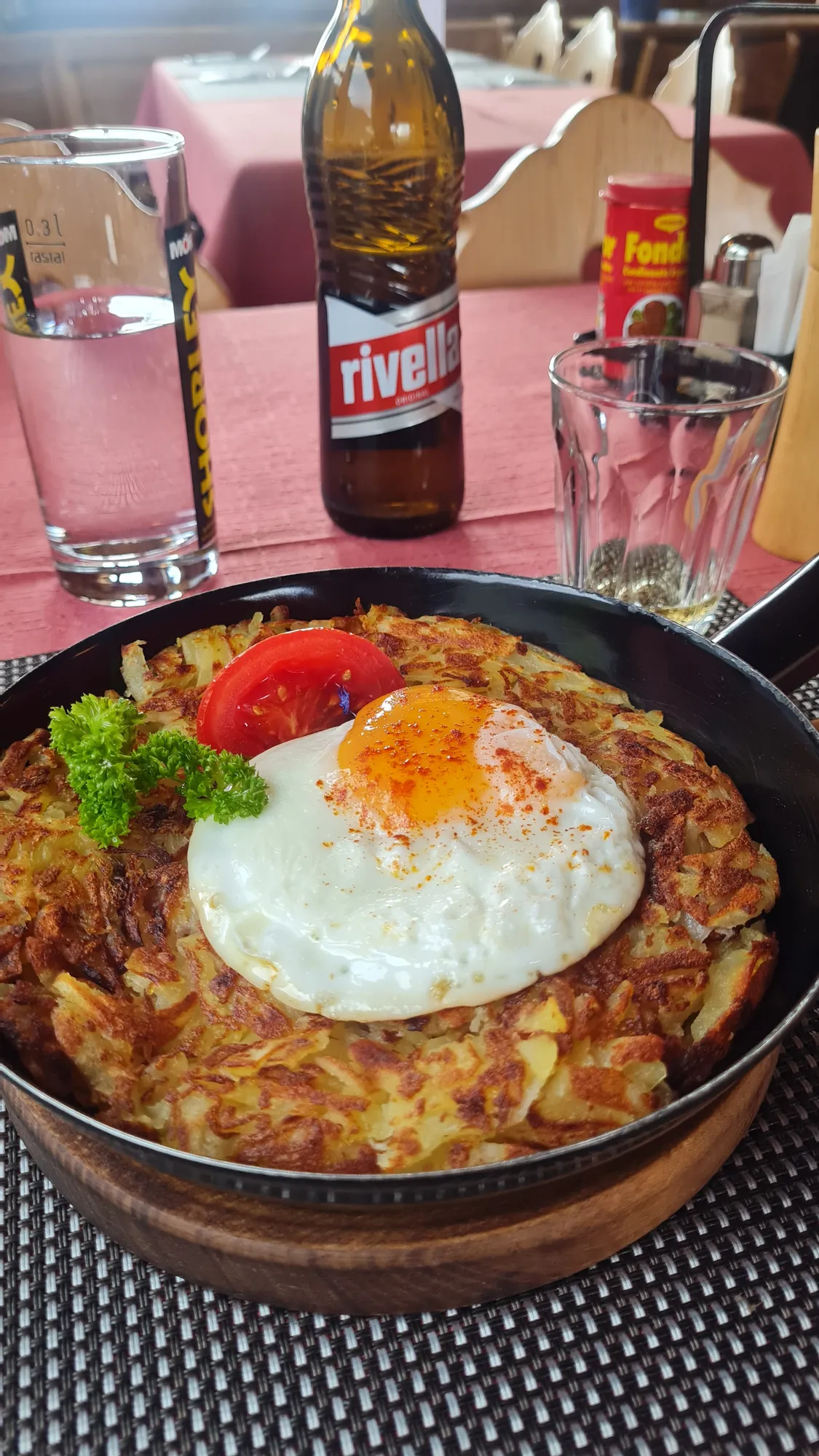 Rösti mit Spiegelei und eine Flasche Rivella