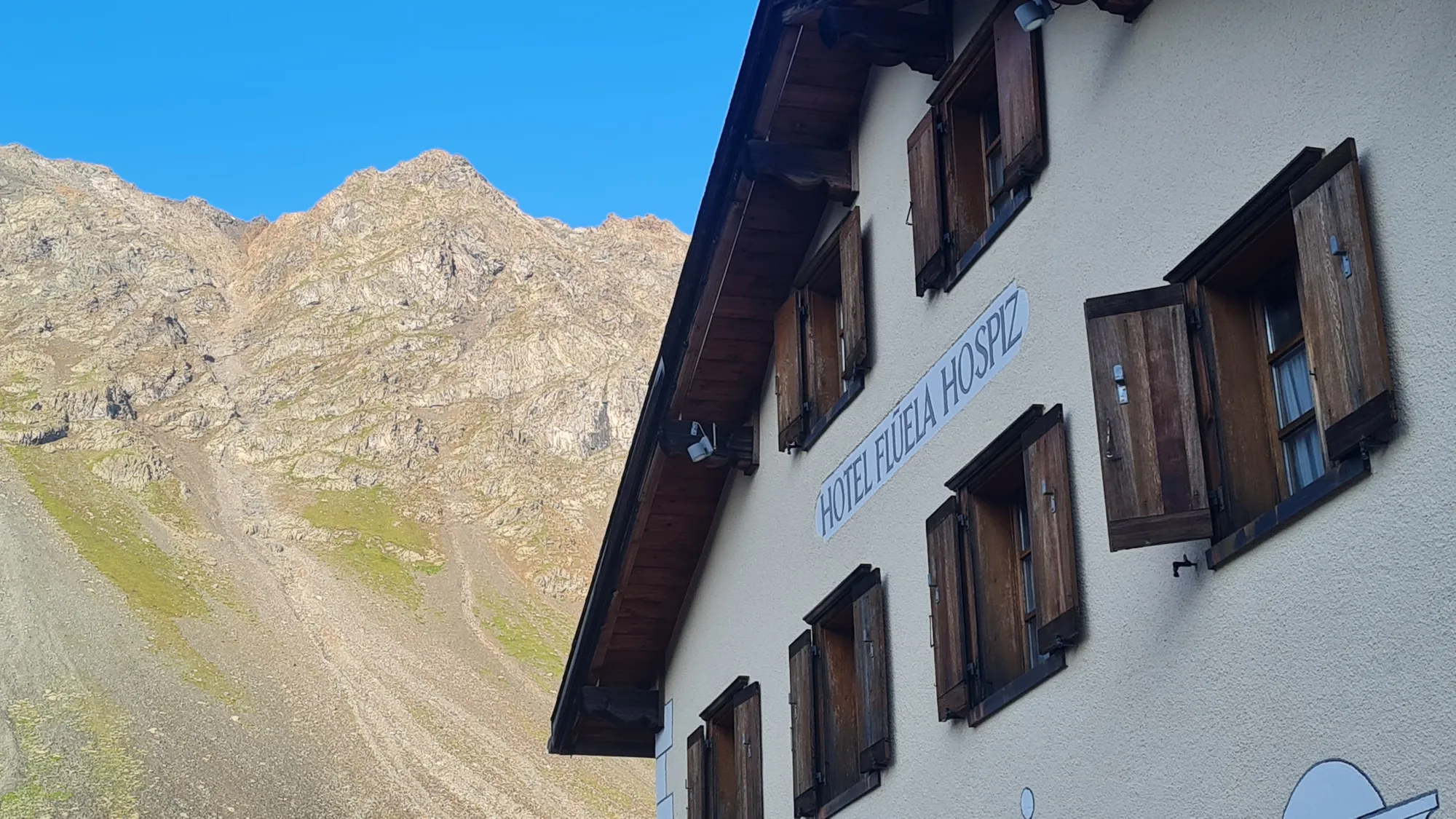 Morgensonne am Flüela Hospiz mit seinen Holzfensterläden