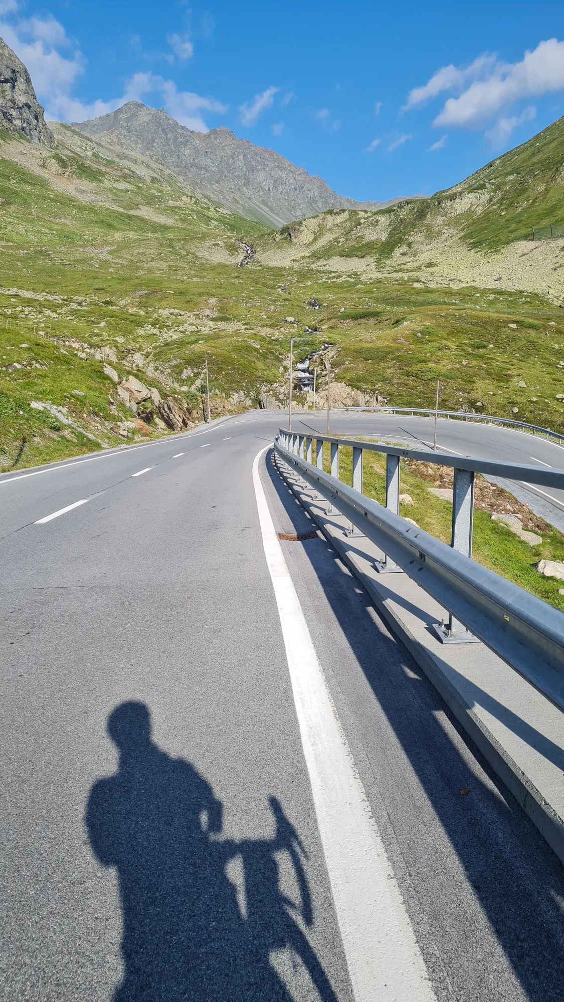 Mein Schatten auf der Abfahrt ins Engadin