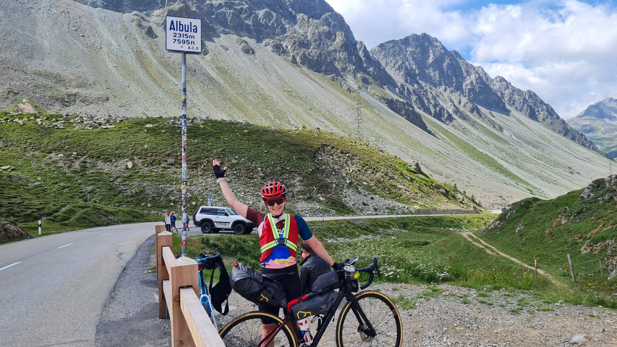 Arm in der Luft am Schild des Albulapass
