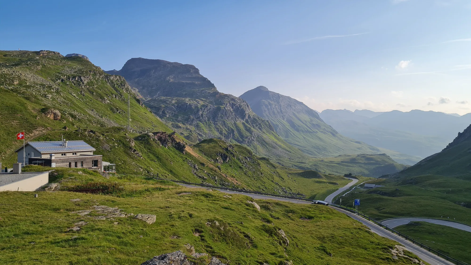 Abendlicht über dem Julier Hospiz und der Passstraße
