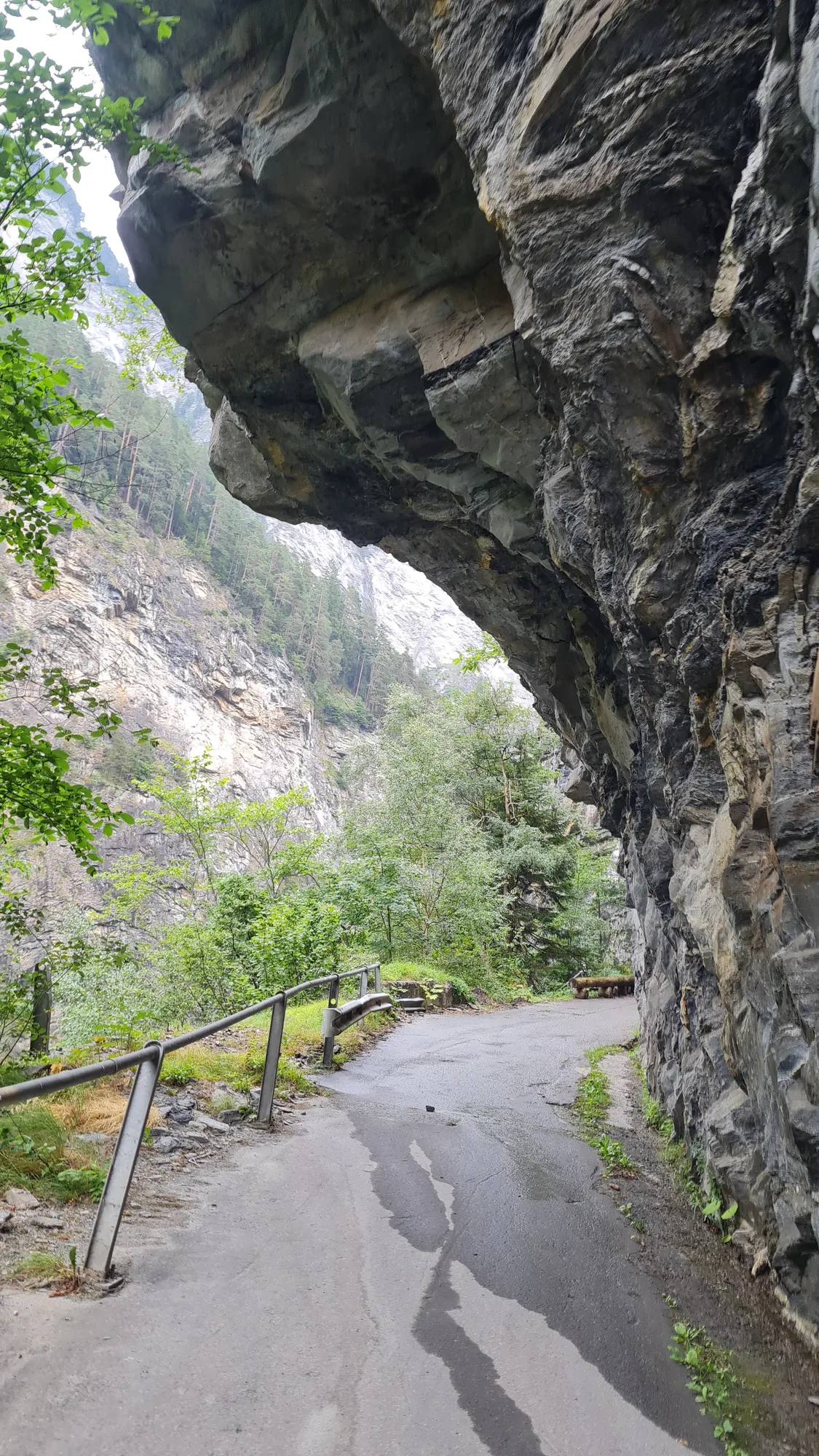 Schmaler Weg unter überhängendem Fels in der Viamala-Schlucht