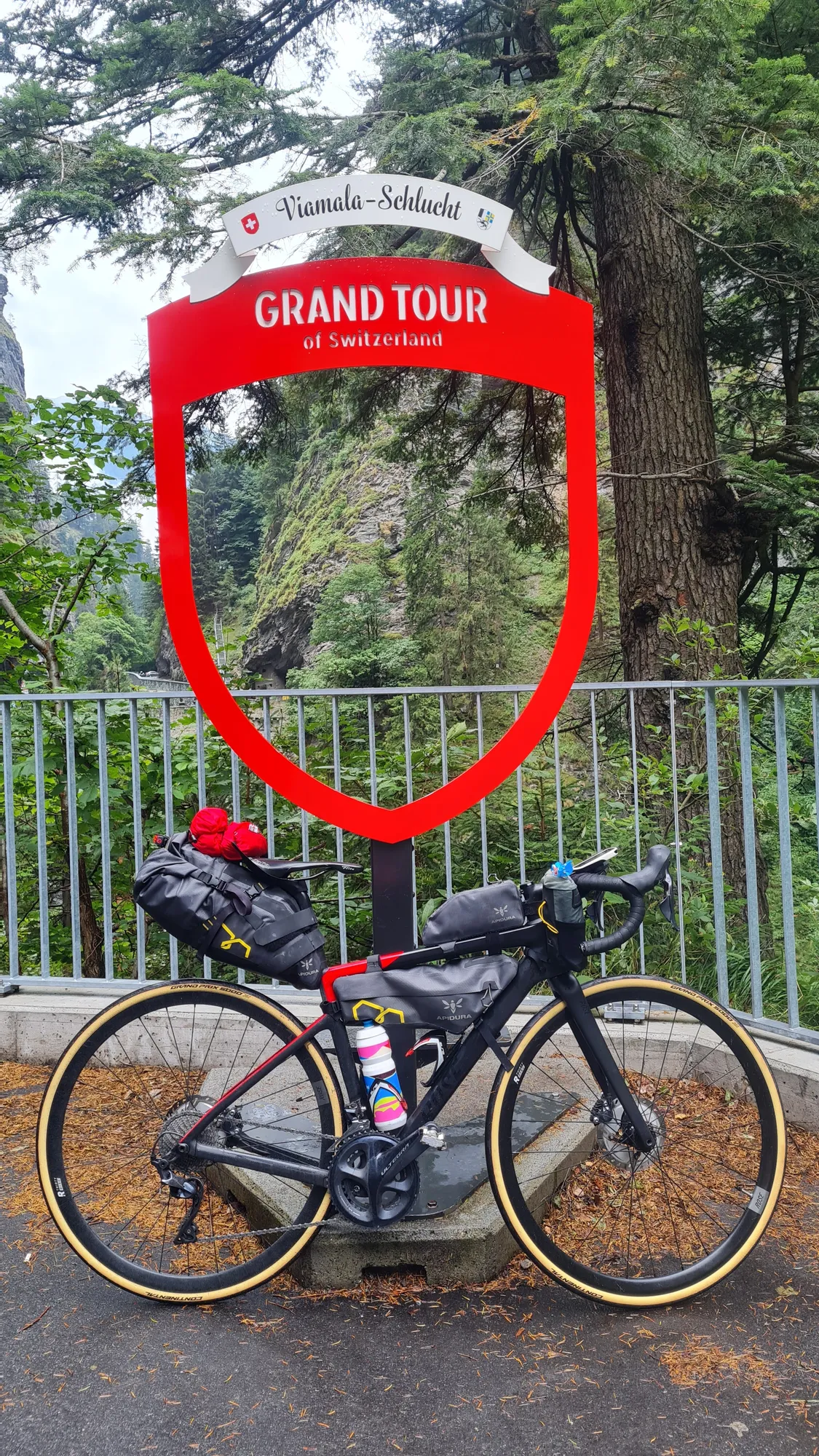 Rad im roten Grand-Tour-Fotorahmen an der Viamala