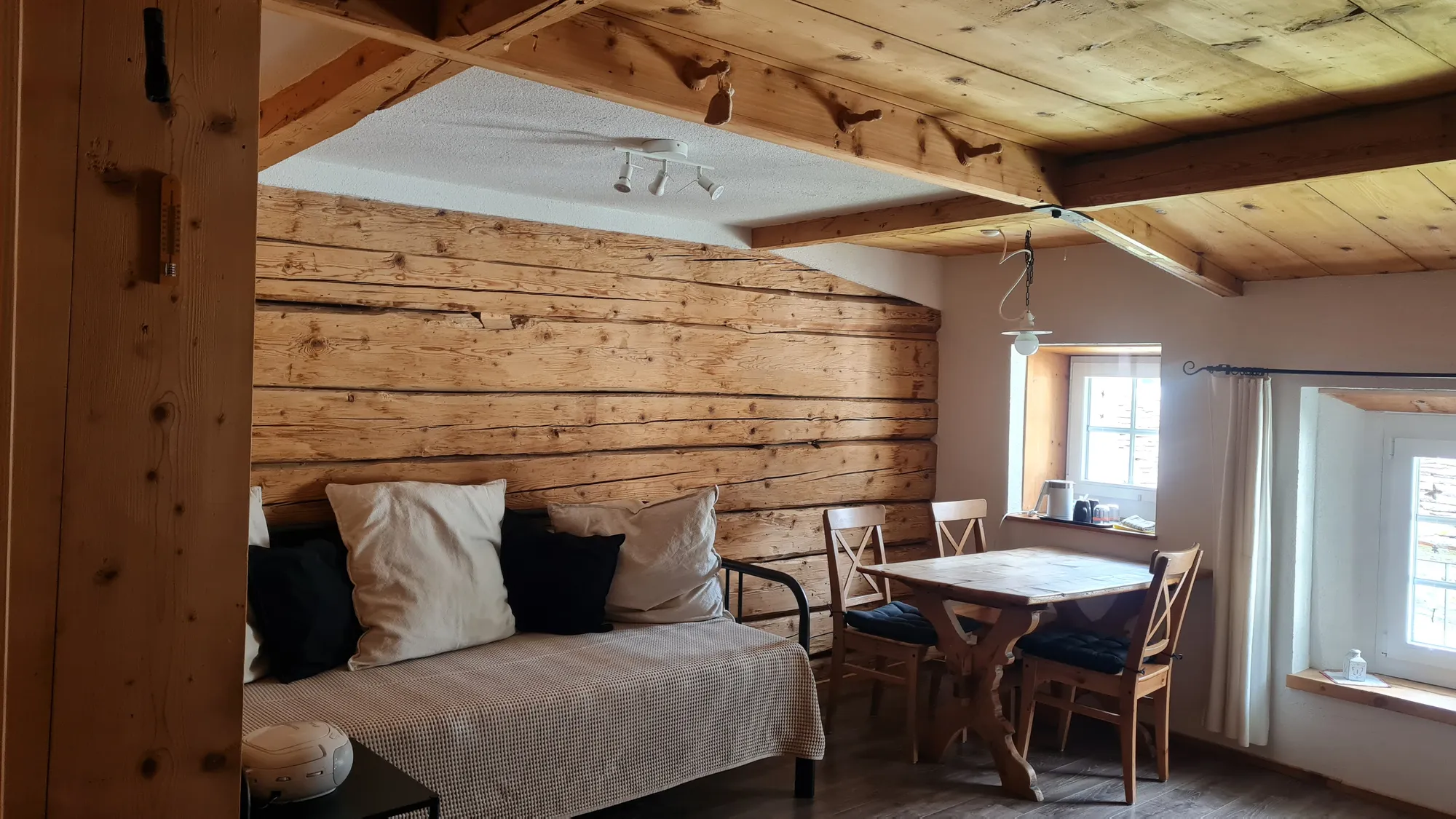 Holzgetäfeltes Zimmer im B&B im Schloss in Nufenen