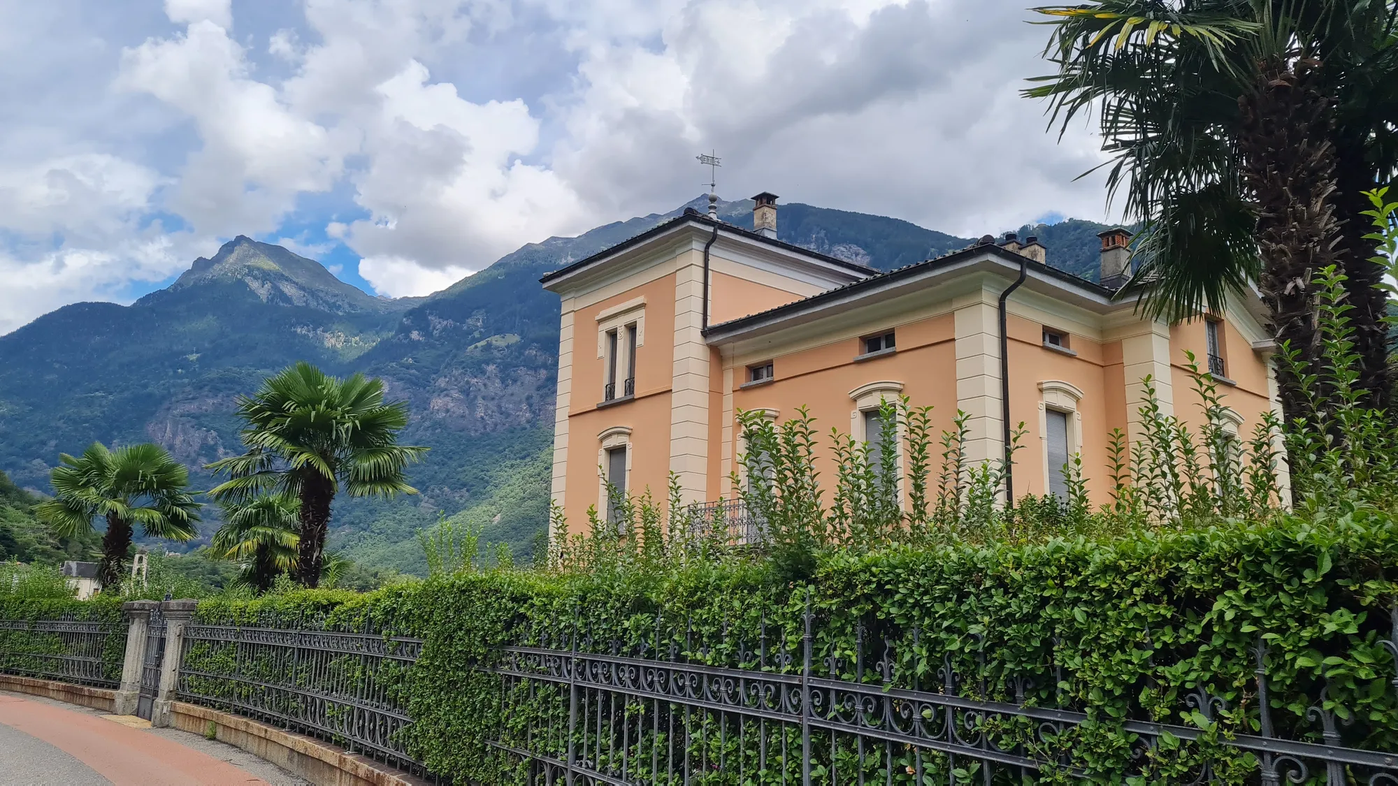 Gelbe Villa mit Palmen im Tessin