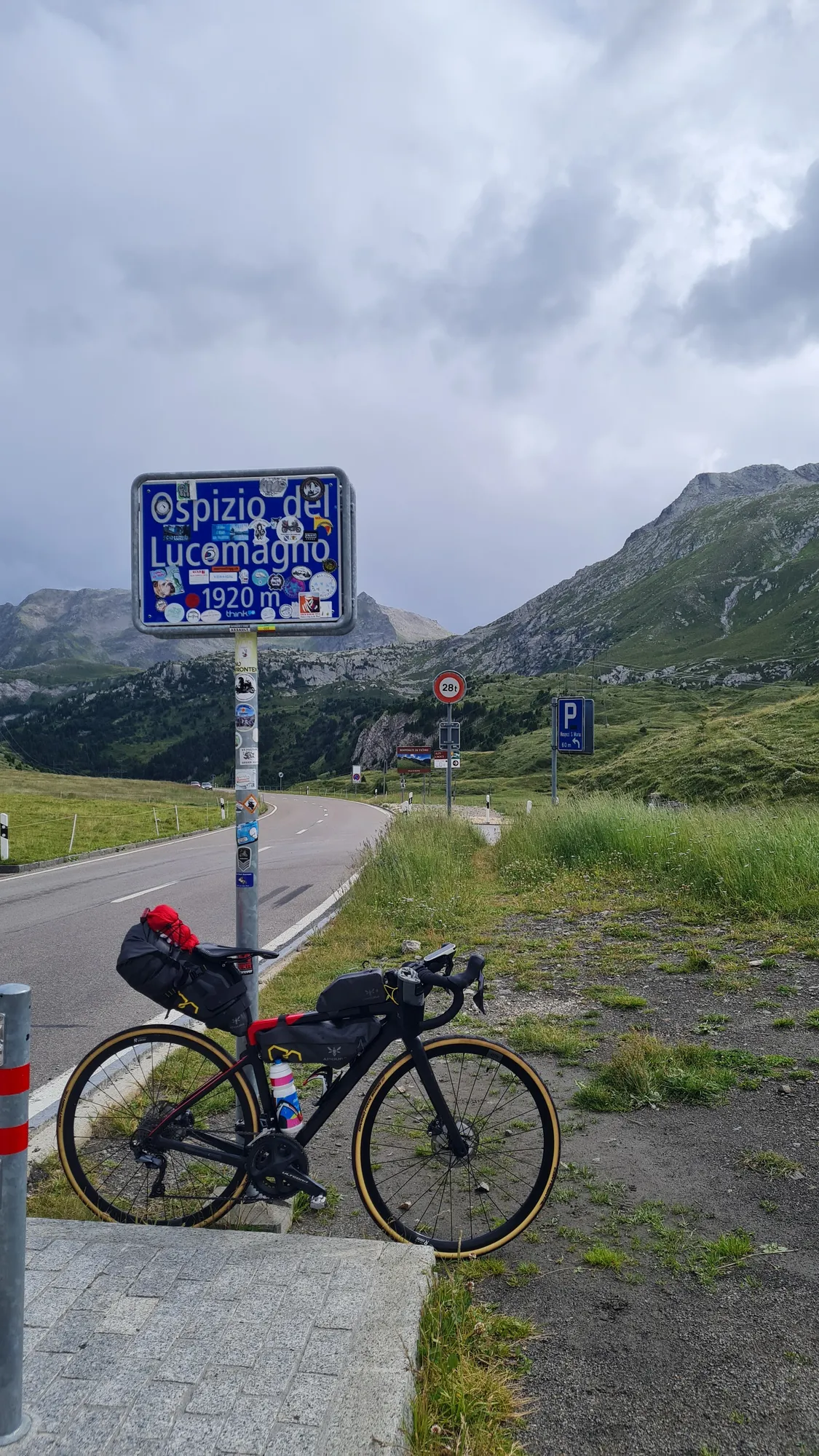 Rad am Schild des Lukmanierpass