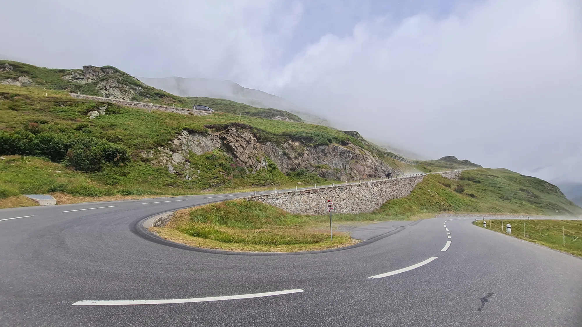 Kehre am Oberalppass zwischen tiefen Wolken