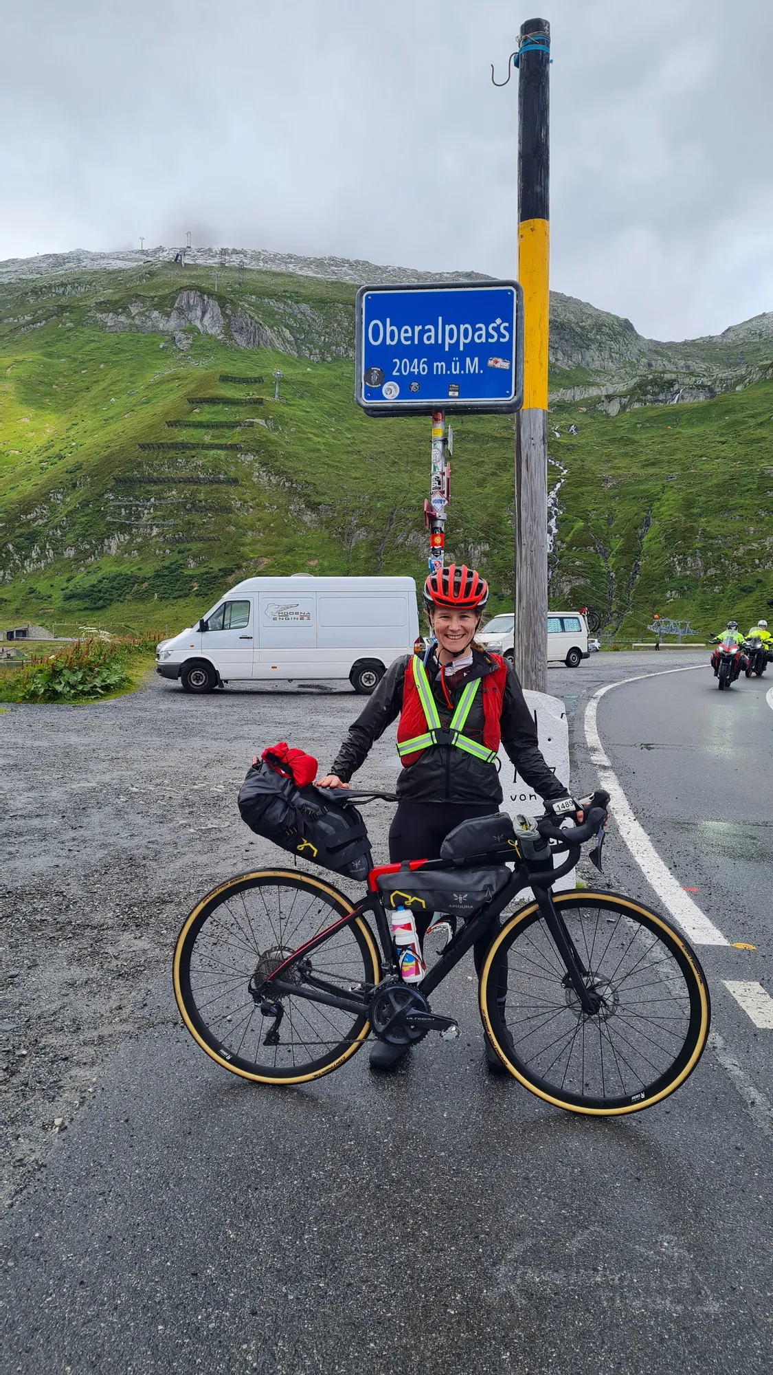Im Regen am Schild des Oberalppass