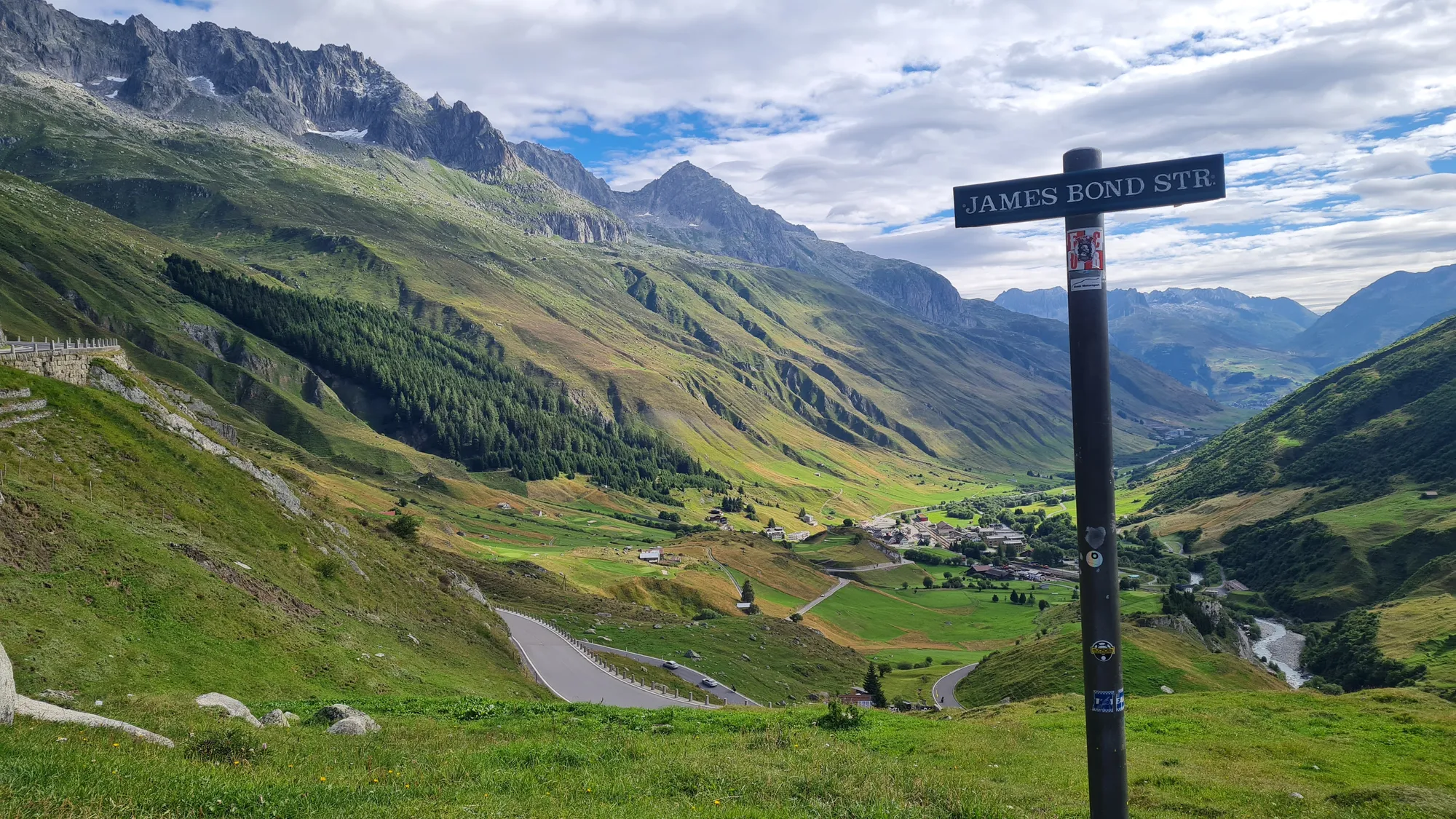 Blick von der Furkastraße zurück ins Urserental