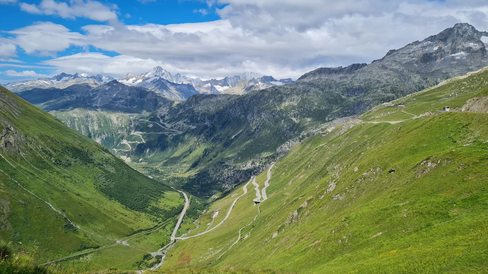 Blick vom Furkapass auf die Serpentinen zur Grimsel