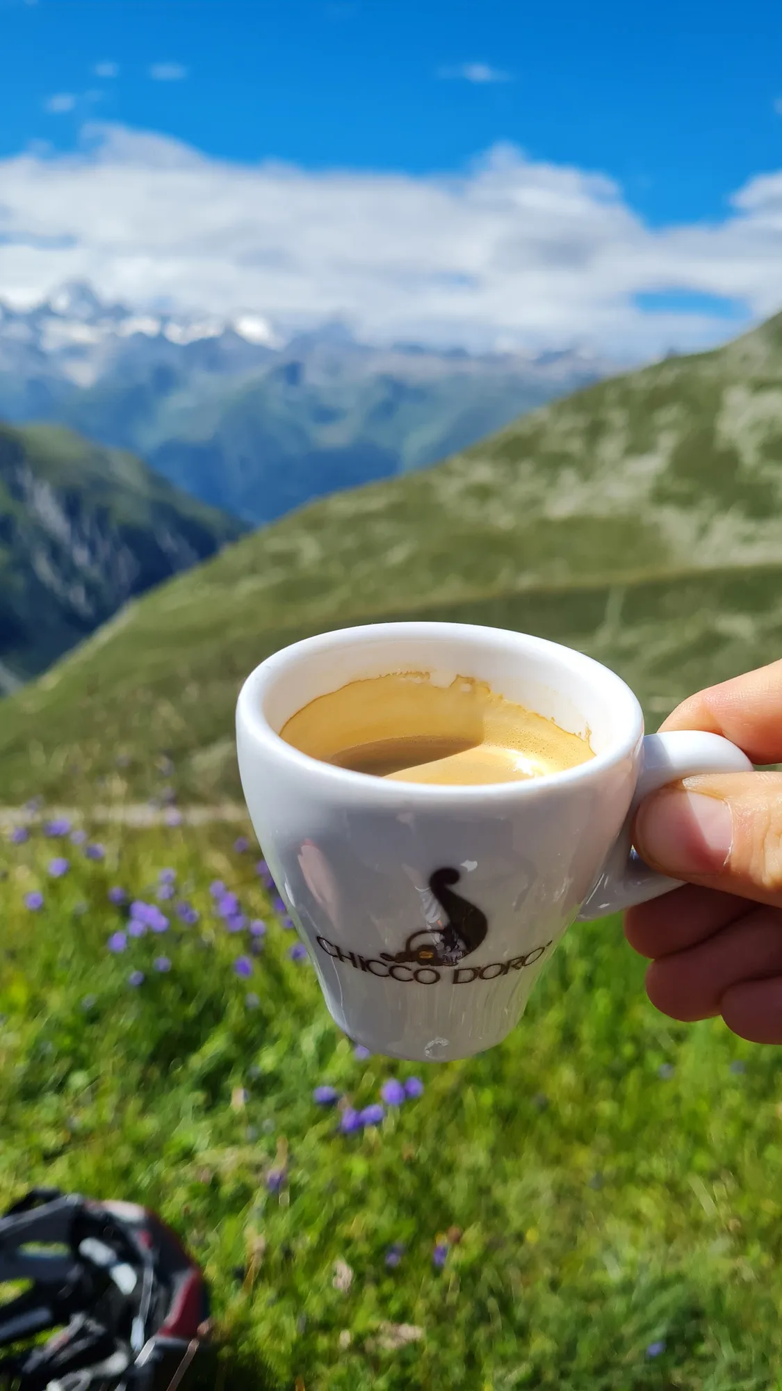 Espresso auf dem Nufenenpass, dahinter Berge mit Schnee