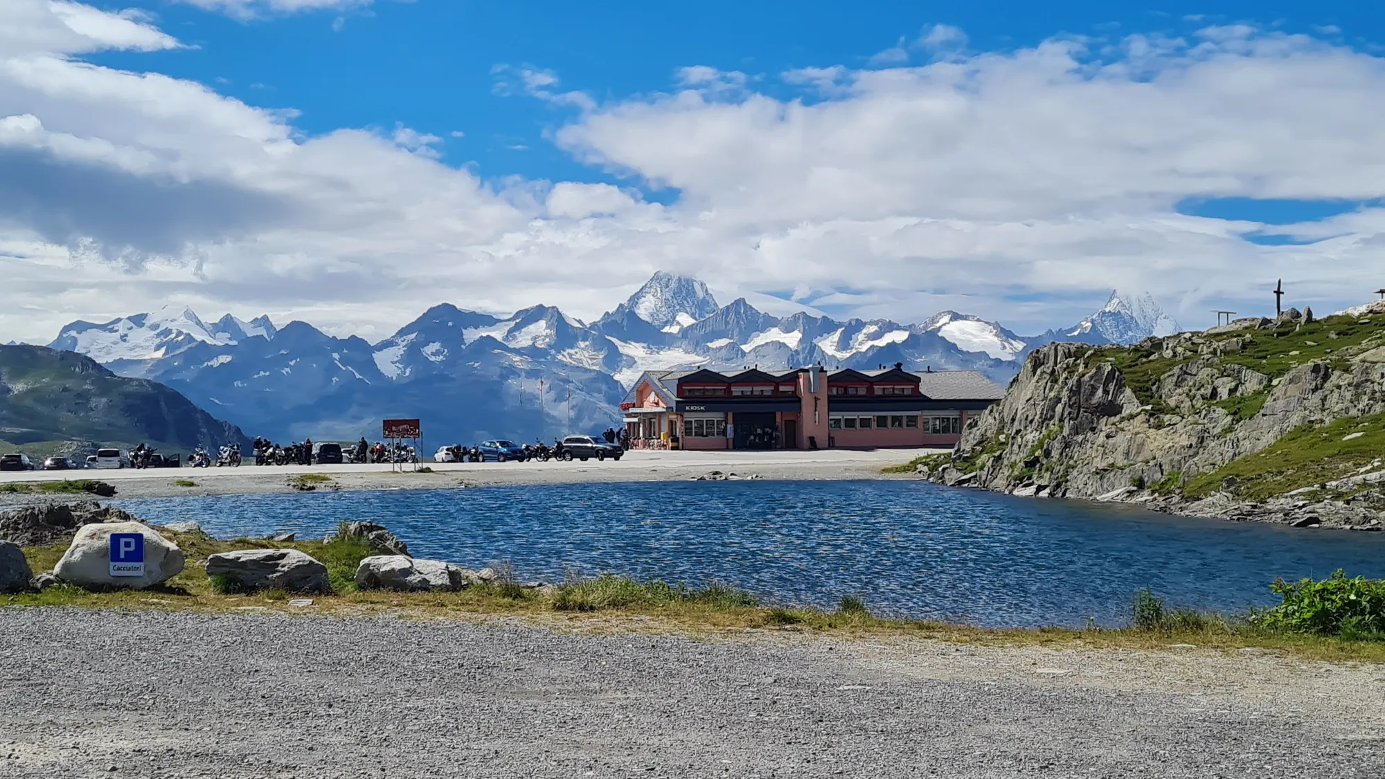 Bergsee auf dem Nufenenpass mit Blick auf schneebedeckte Gipfel