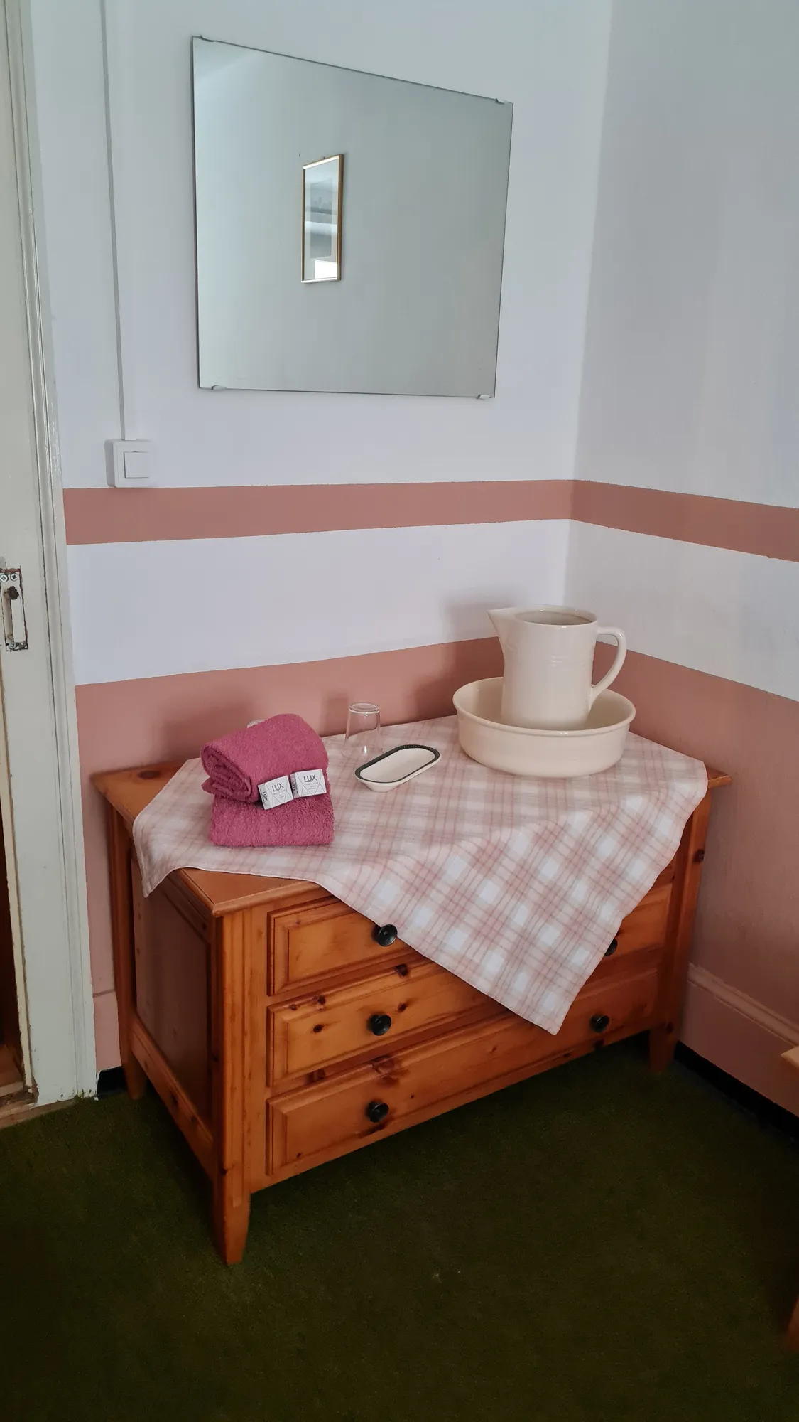 Lavabo mit Waschschüssel und Krug auf einer Holzkommode im Flüela Hospiz